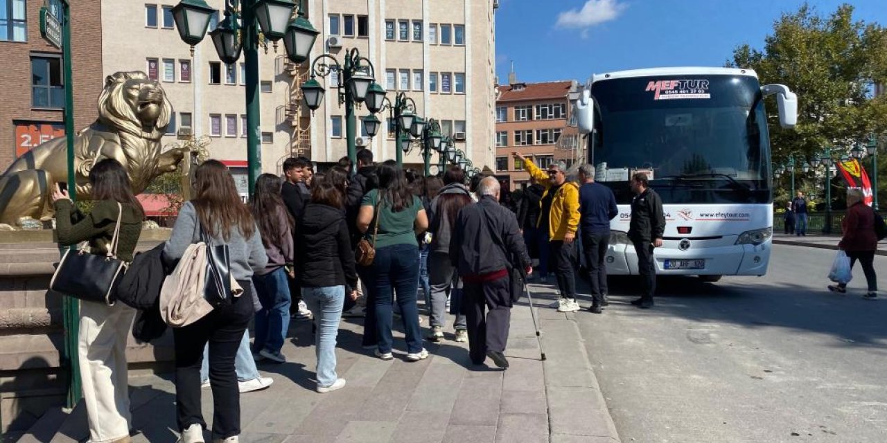 Havaların soğumasına rağmen Eskişehir'e ilgi sürüyor