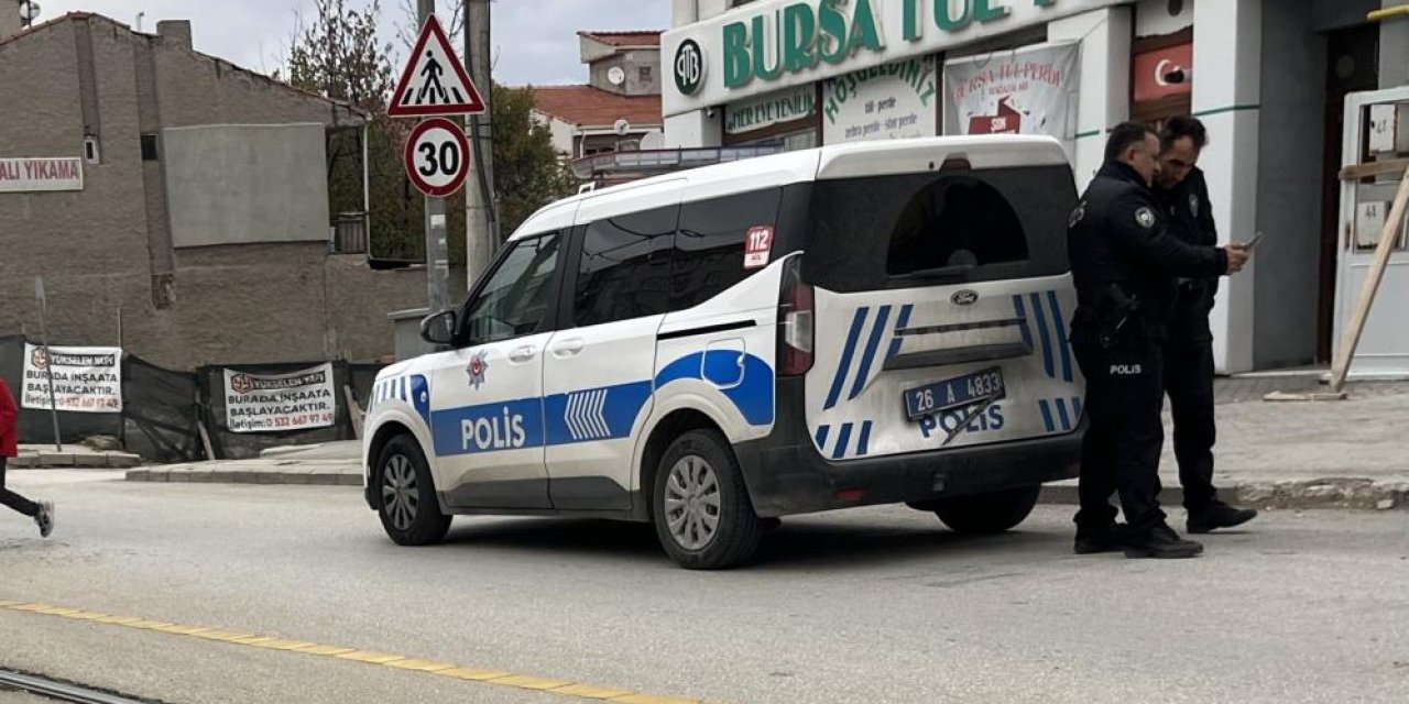 Polis aracına çarpıp kaçtı