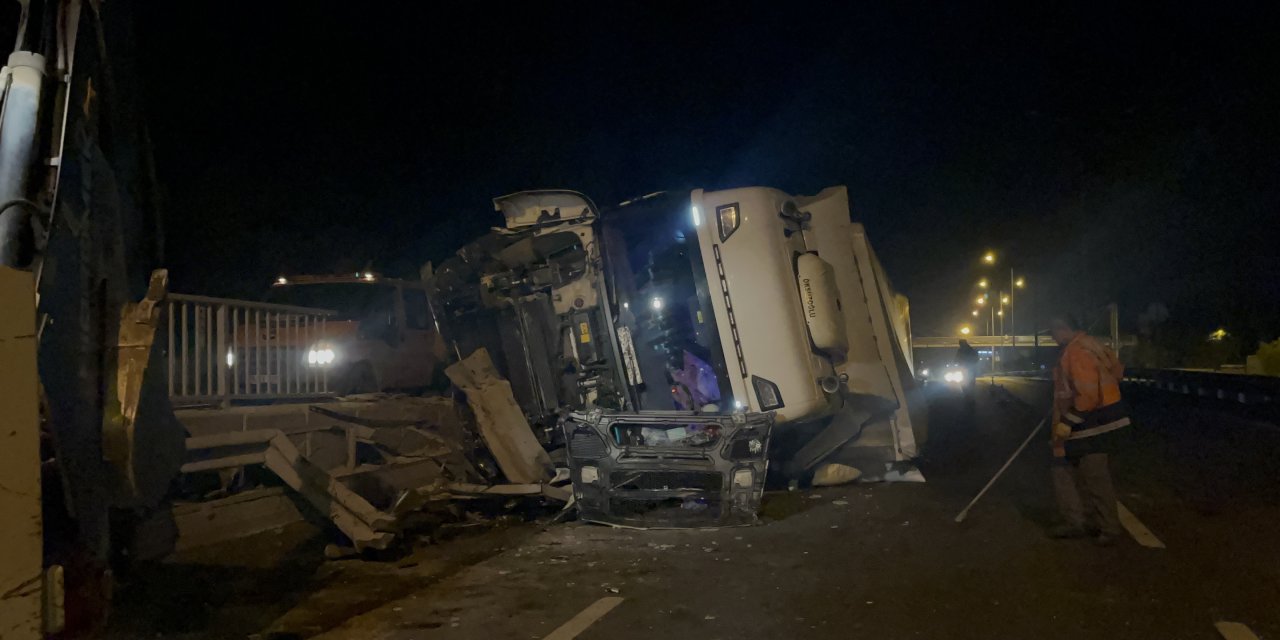 Eskişehir’de şeker yüklü tır bariyerleri biçti!