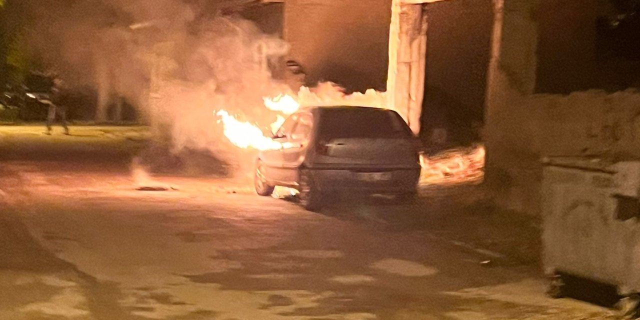 Eskişehir'de park halindeki otomobil alev topuna döndü