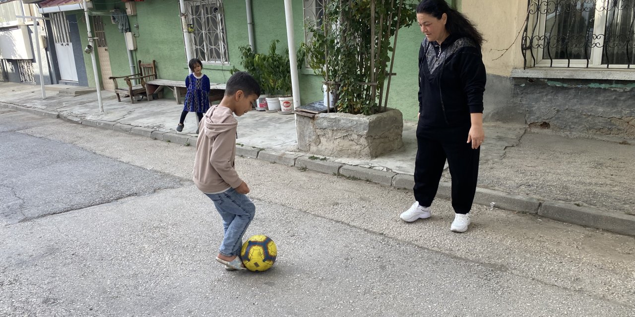 Eskişehir'de gözleri açılan 2 kardeş oyun oynamaya başladı
