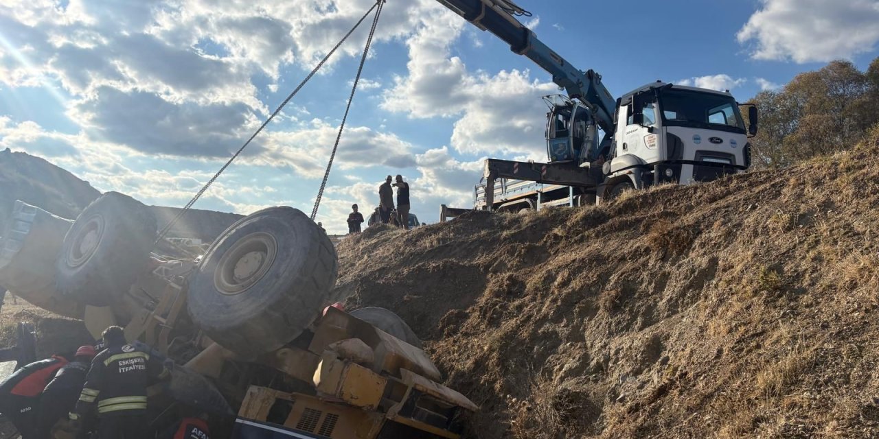 Eskişehir'de operatör devrilen iş makinesinin altında kaldı!