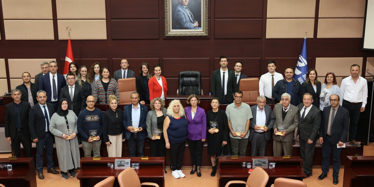 Başkan Ünlüce'den emekliye ayrılan personele teşekkür plaketi