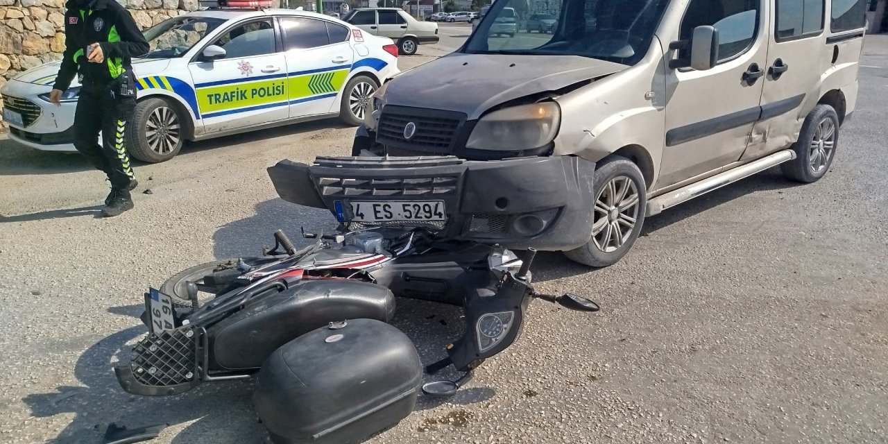 Hafif ticari araç ile motosiklet çarpıştı