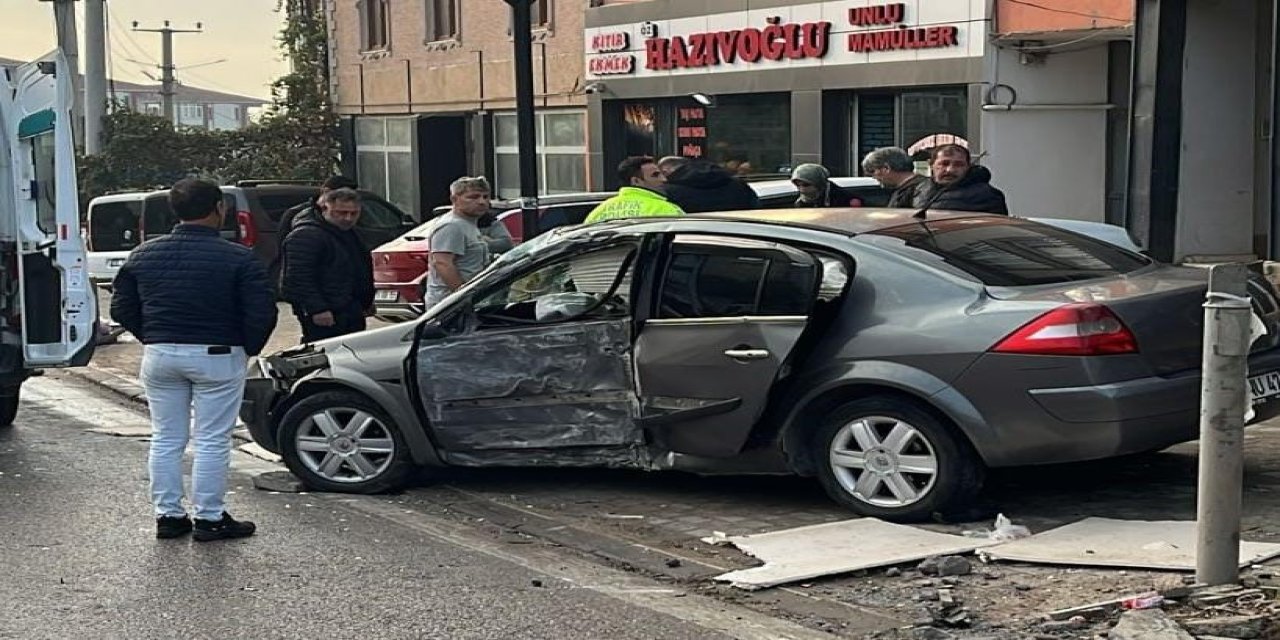 Kontrolden çıkan otomobil beton direğine çarptı
