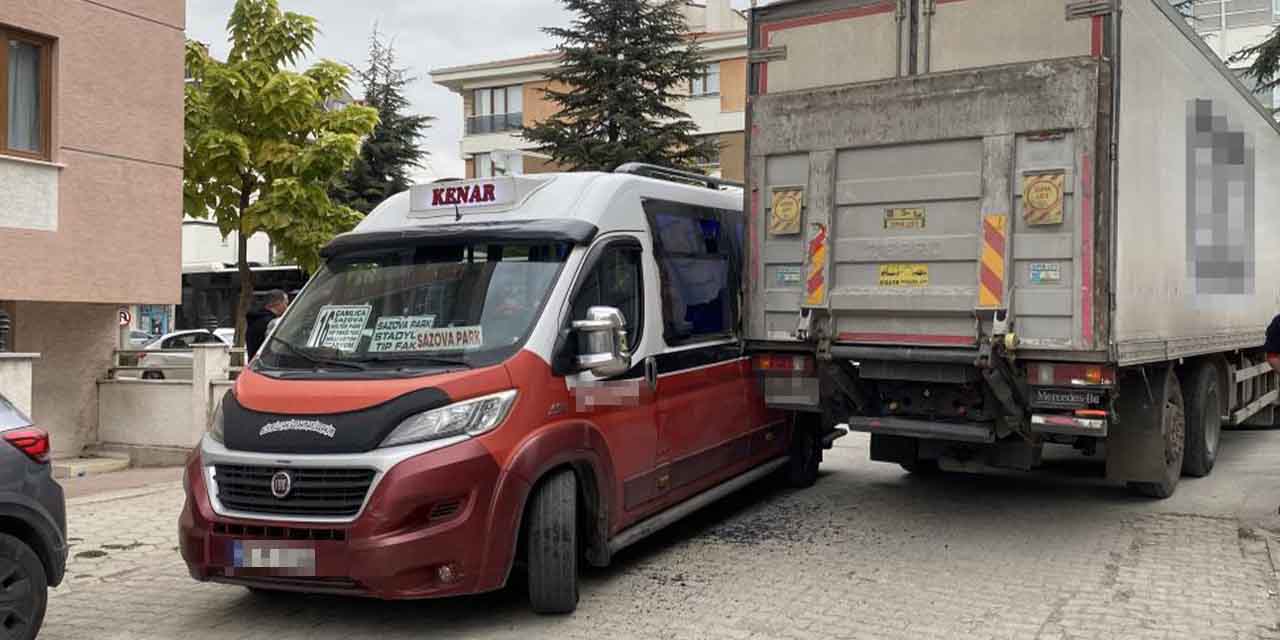 Eskişehir'de tır ile minibüsün çarpıştığı kaza maddi hasarla atlatıldı