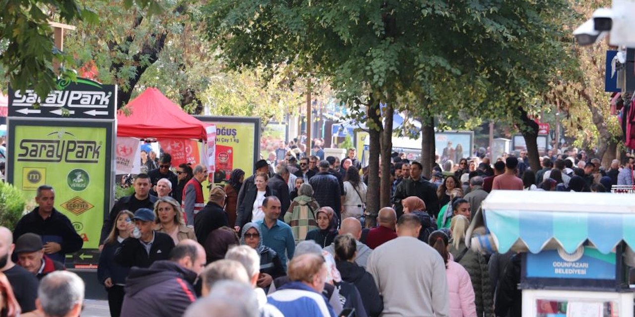 Eskişehir'de vatandaşlar sokaklara akın etti