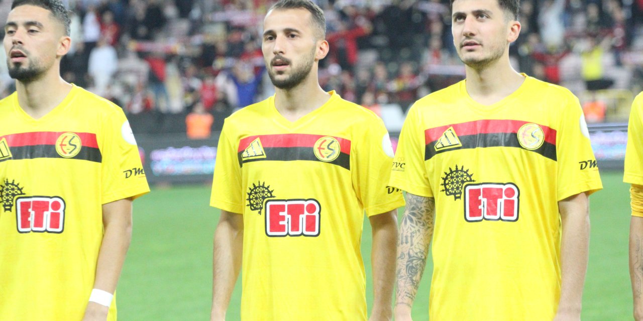 Sol bekte görev yaptı