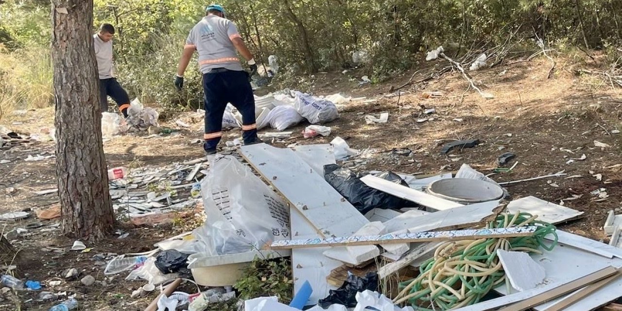 Nilüfer Belediyesi, insanların doğaya attığı molozları kamyon kamyon temizledi