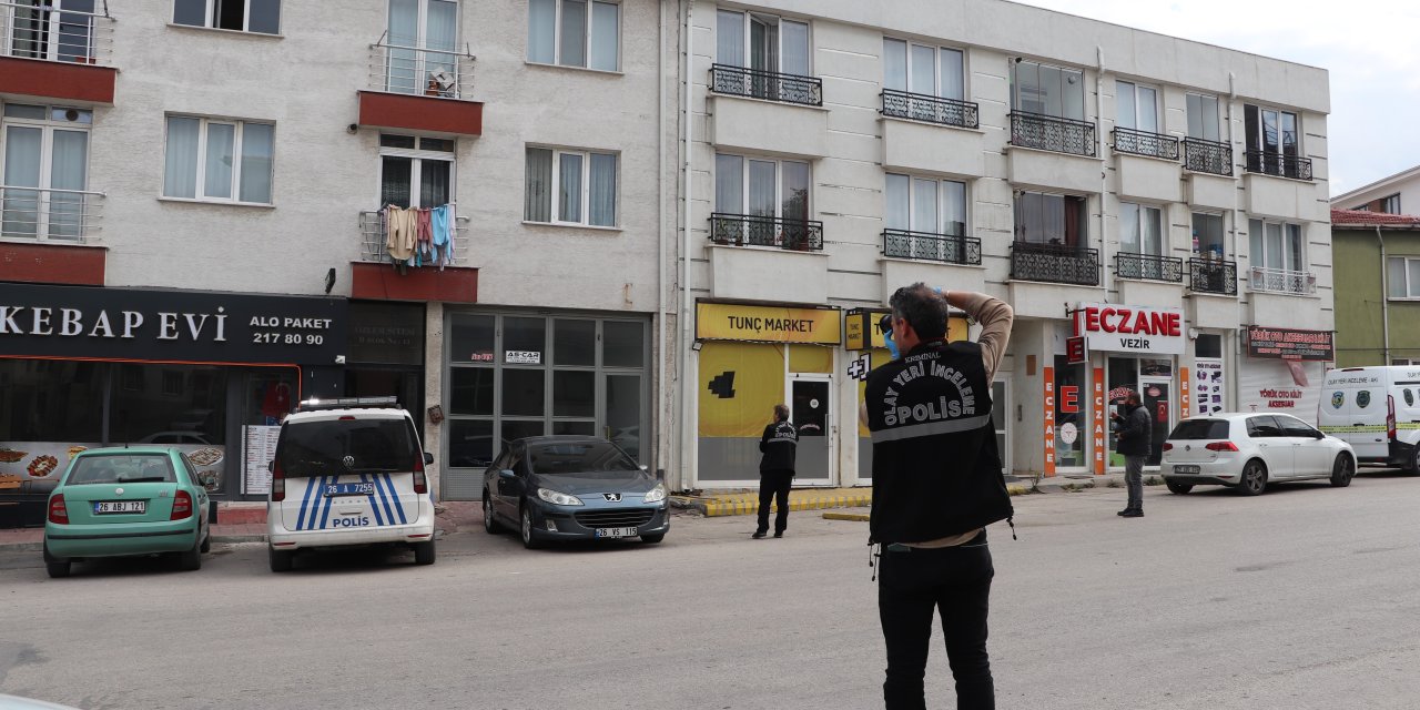 Eskişehir'de küs olduğu eşinin camına tüfekle ateş etti!