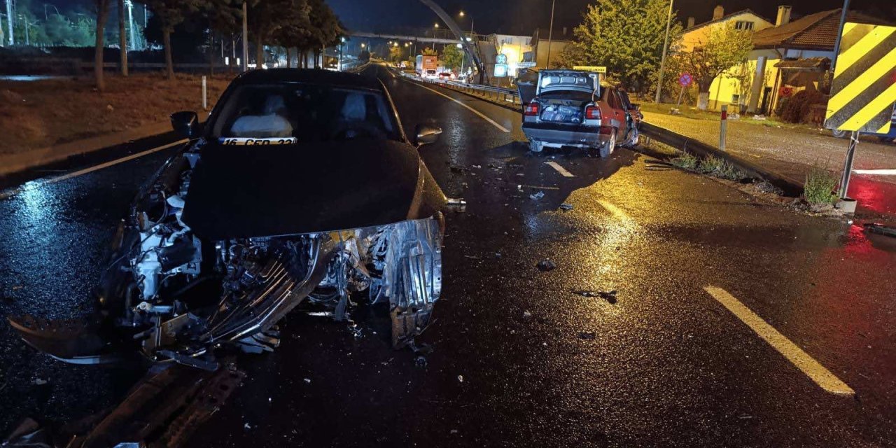 İki otomobil çarpıştı: Sürücüler yaralandı!
