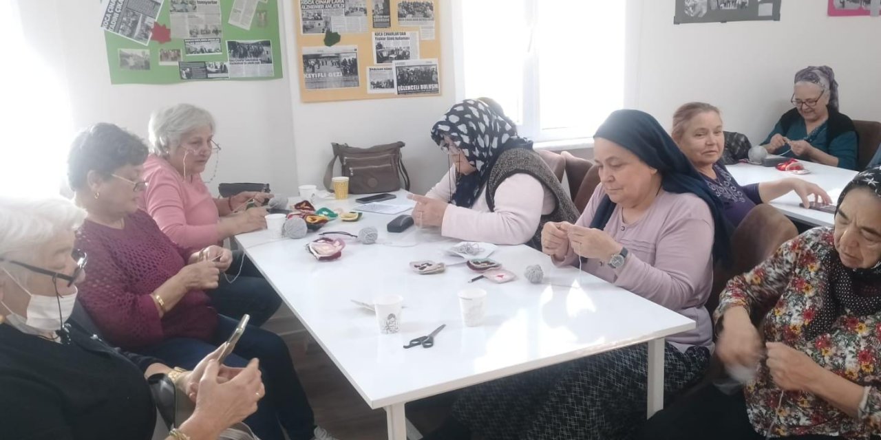 Koca çınarlar çocuklar için el emeği ürünler ördü