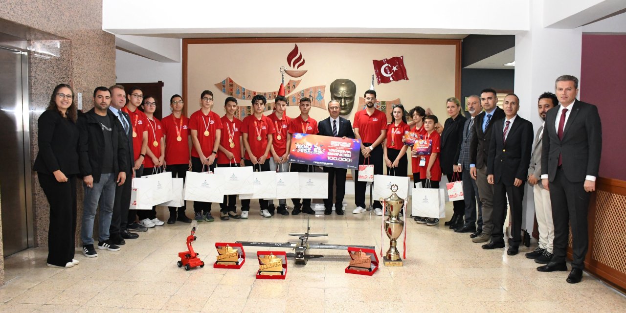 Şampiyon öğrencilerden İl Müdürü Aydın'a ziyaret