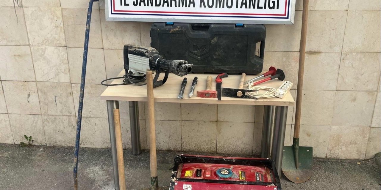 Kaçak kazı yapan 4 kişi suçüstü yakalandı