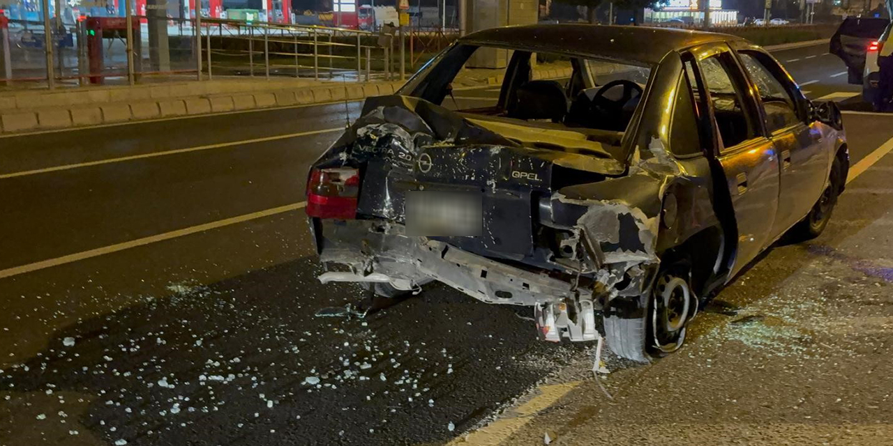 Ehliyetsiz alkollü sürücü tramvay durağına çarptı: 1 yaralı