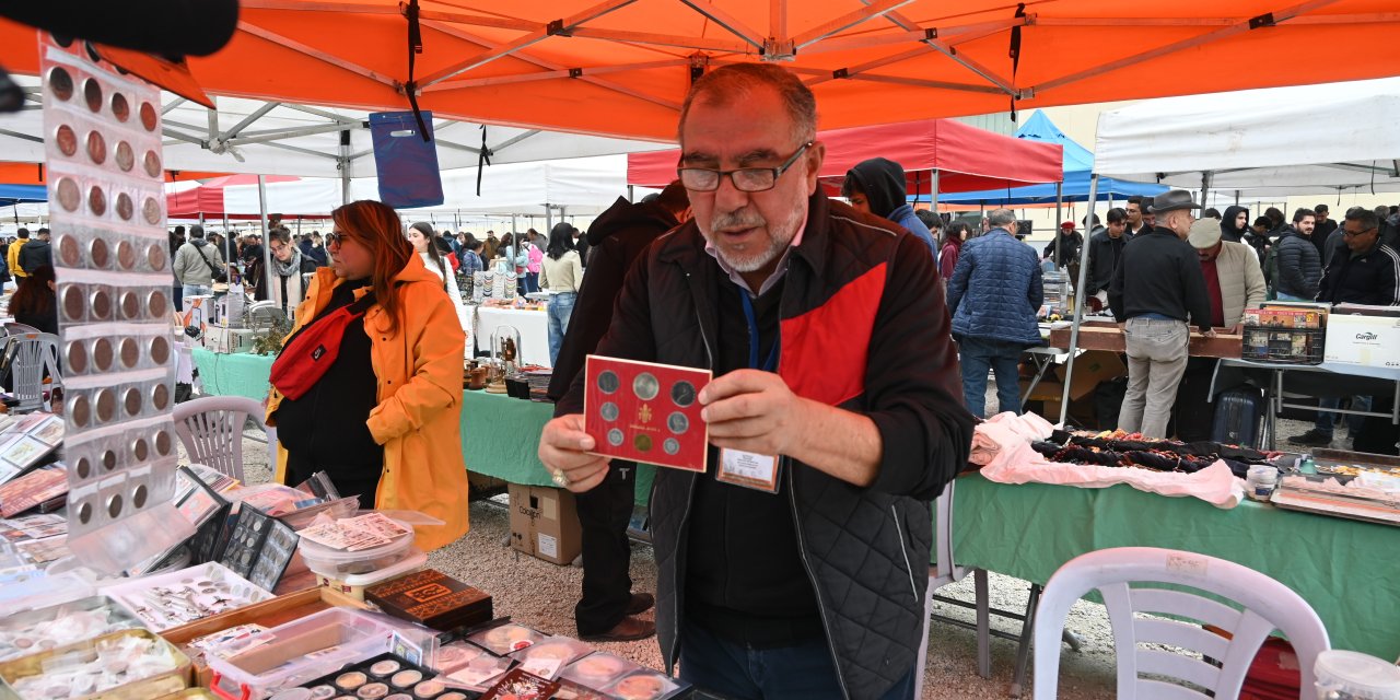 100 yıllık koleksiyonculuk mesleğini Eskişehir'de devam ettiriyor