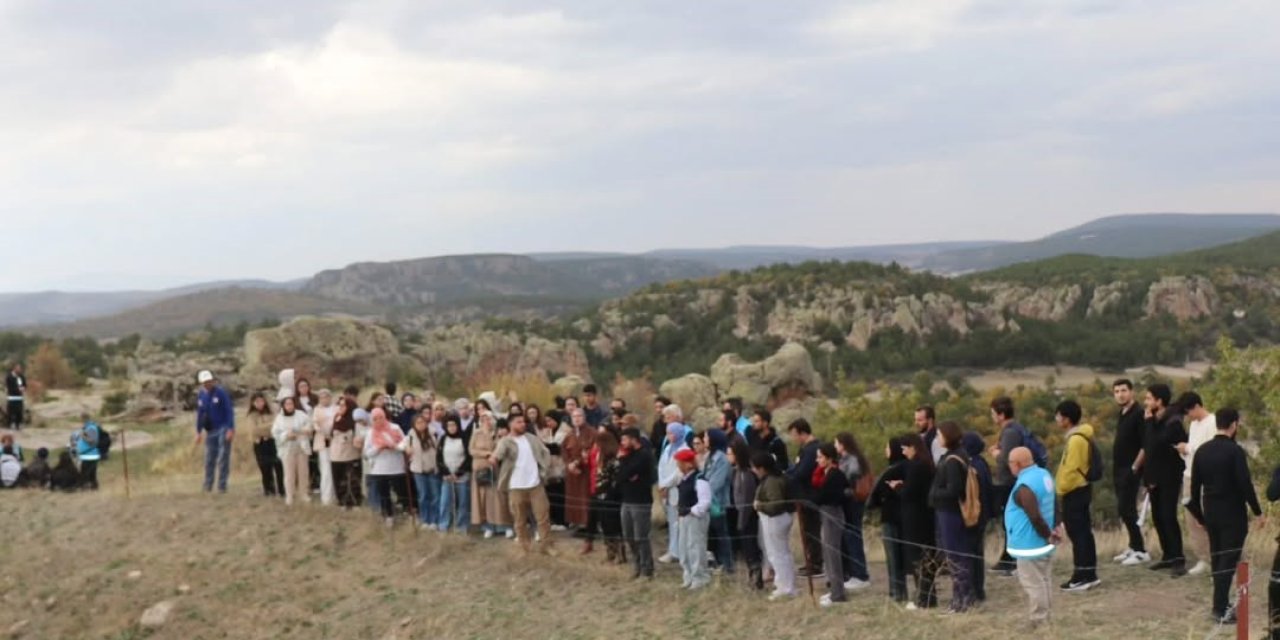 Eskişehir'de üniversite öğrencileri doğa yürüyüşü düzenledi