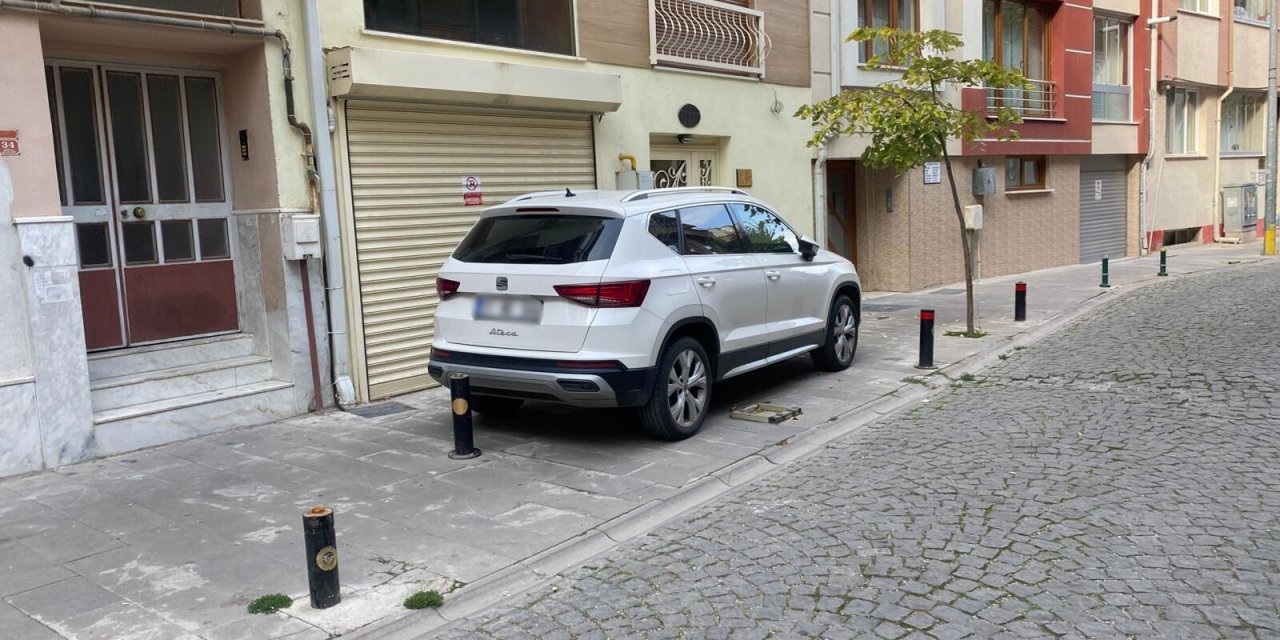 Duyarsız sürücüler "Park yapılmaz" uyarına aldırmadı