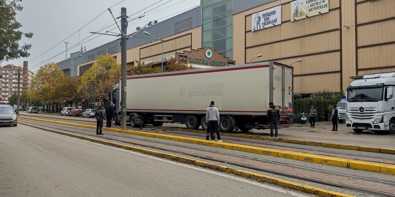 Eskişehir’de tır tramvay yoluna girdi!