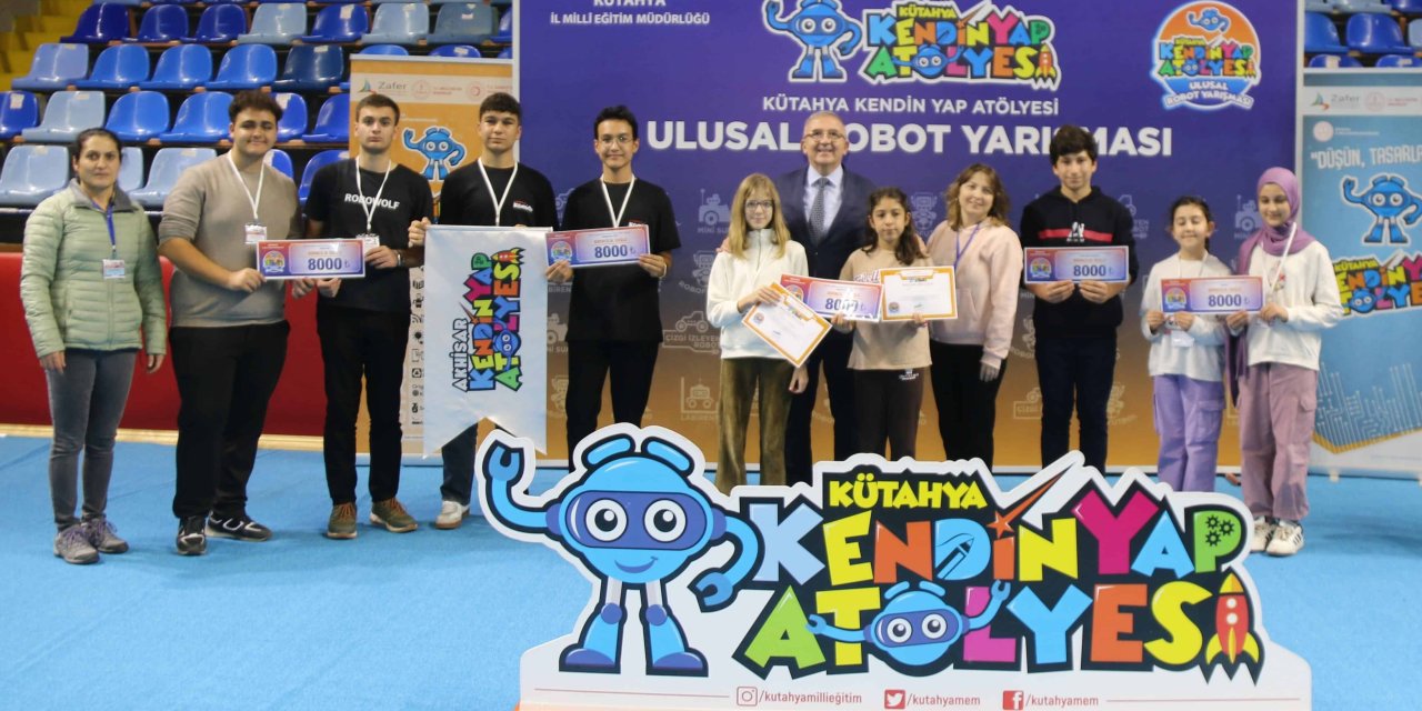 Ulusal Robot Yarışması'nda dereceye giren öğrenciler ödüllerini aldı