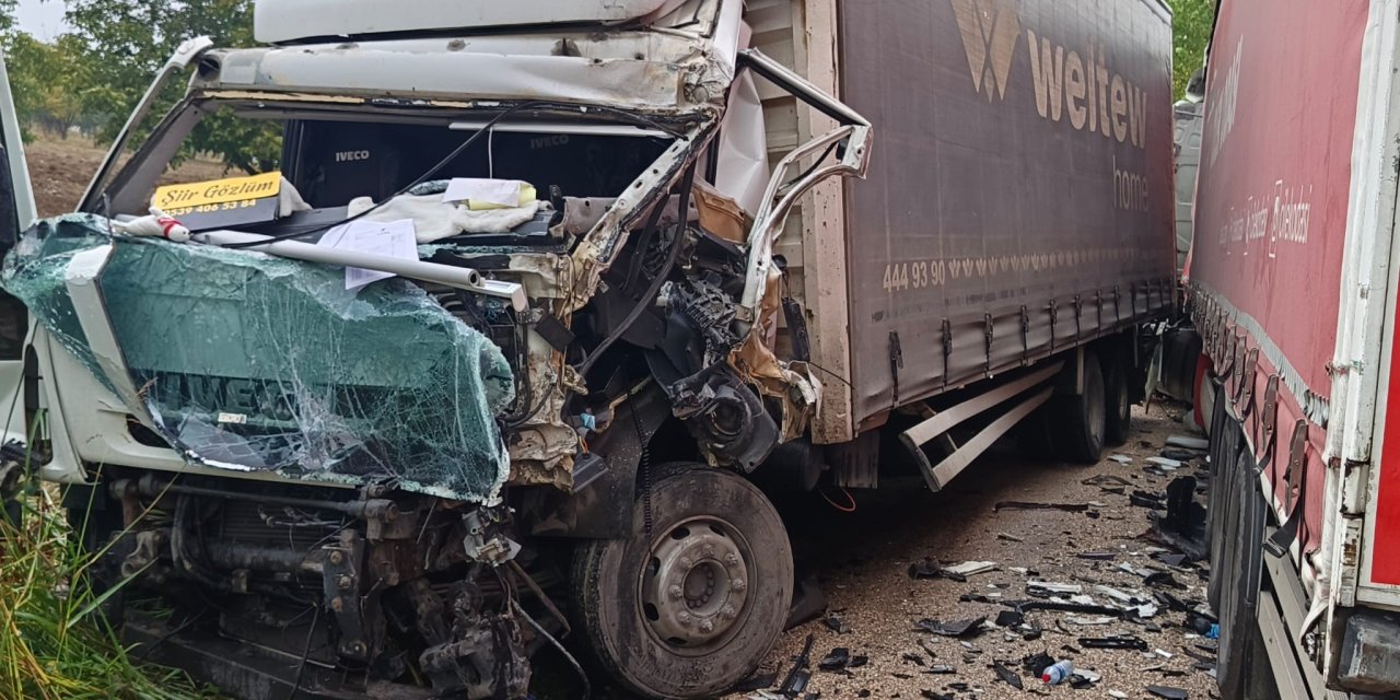 Kamyonlar çarpıştı: Kabinde sıkışan sürücü yaralandı