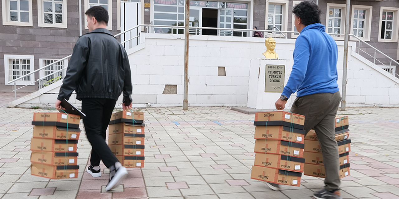Eskişehir'de 600 öğrenciye kışlık ayakkabı yardımı