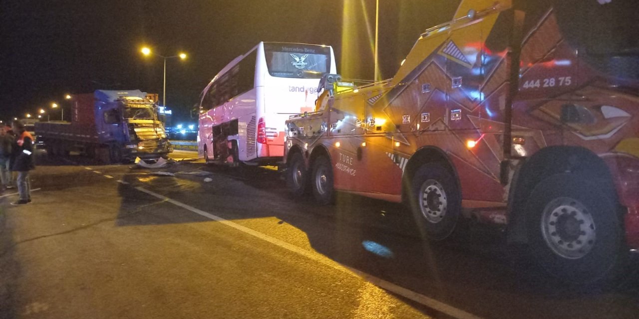 Yolcu otobüsüyle tır çarpıştı: 20 yaralı