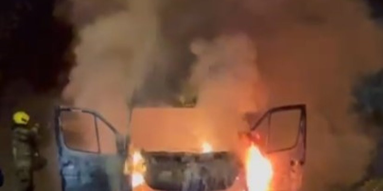 Seyir halindeki bir minibüs alev topuna döndü