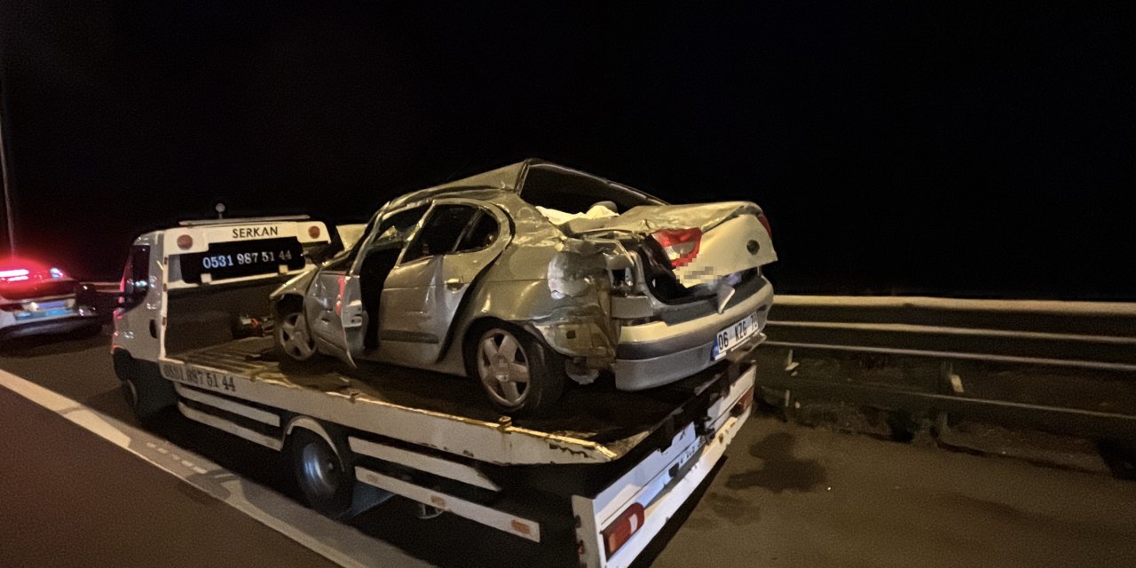 Bariyerlere çarpan otomobil hurdaya döndü