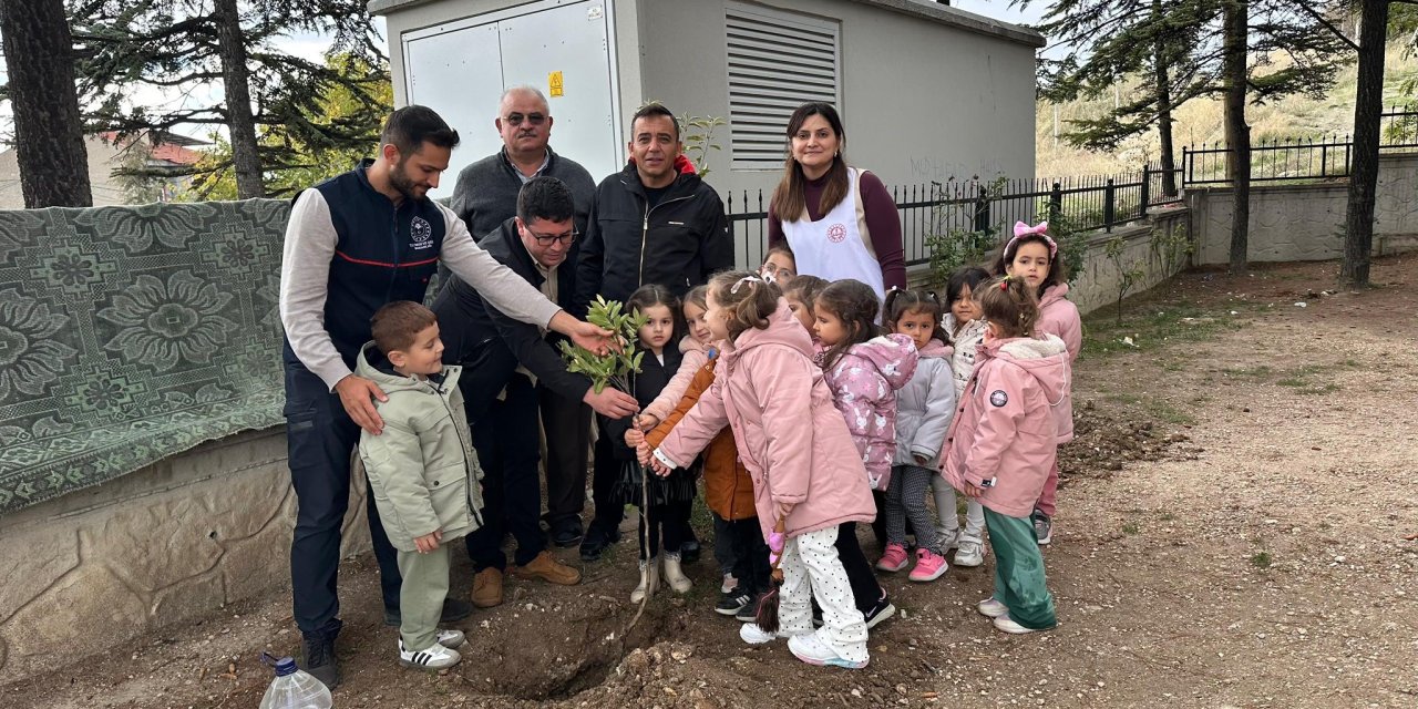 Minikler fidan dikmeyi öğrendi