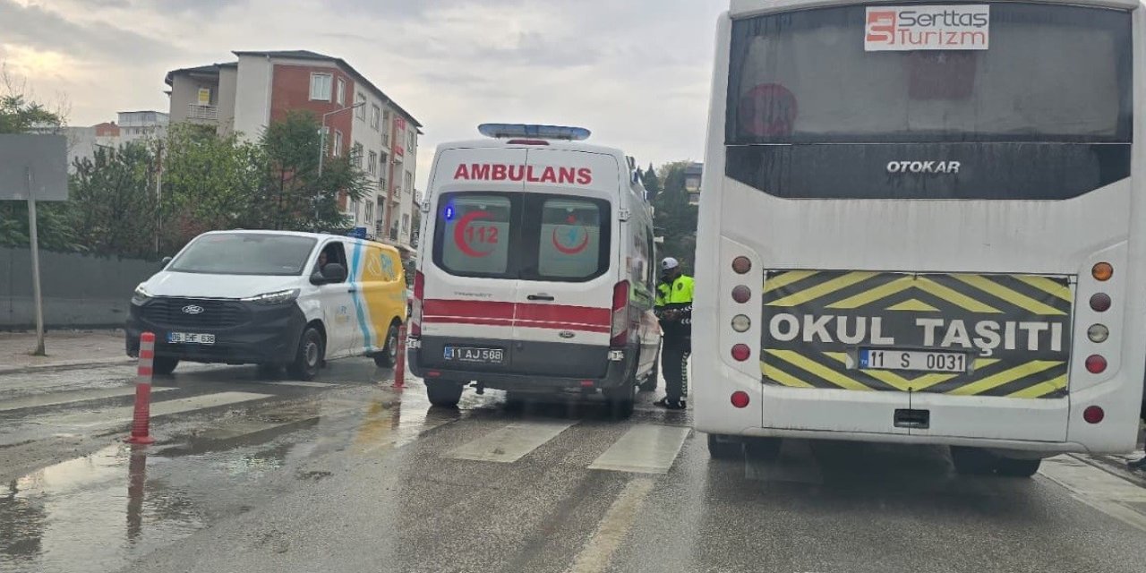 Kamyonete motosiklet çarptı: 1 yaralı