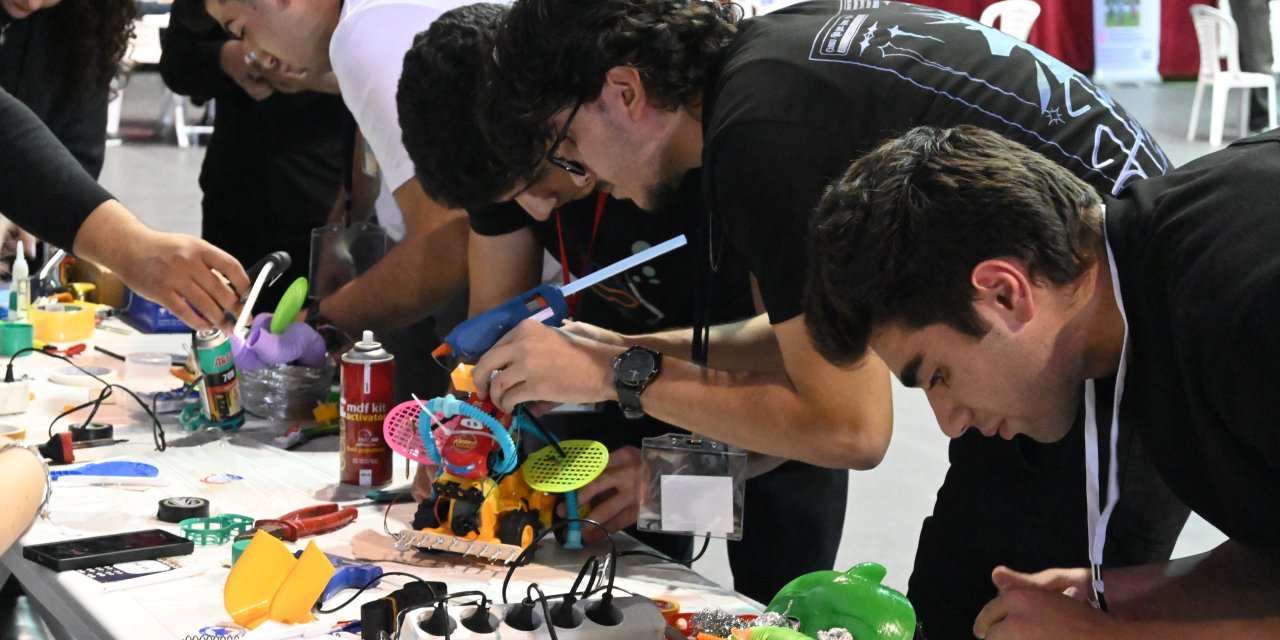 Eskişehir'de en kötü robotu yapmak için yarıştılar!