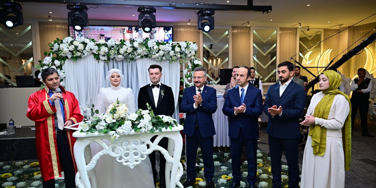 Vali Aksoy polis çiftin nikah şahitliğini yaptı