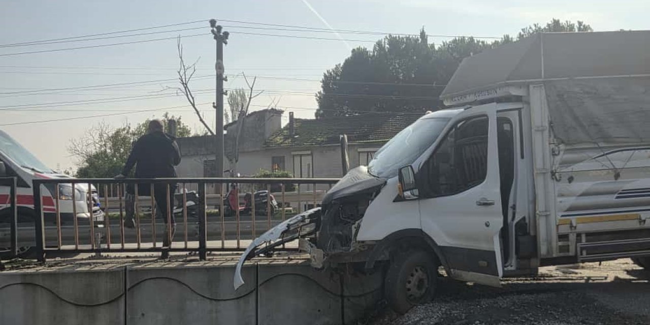 Kontrolden çıkan kamyonet demirlere saplandı