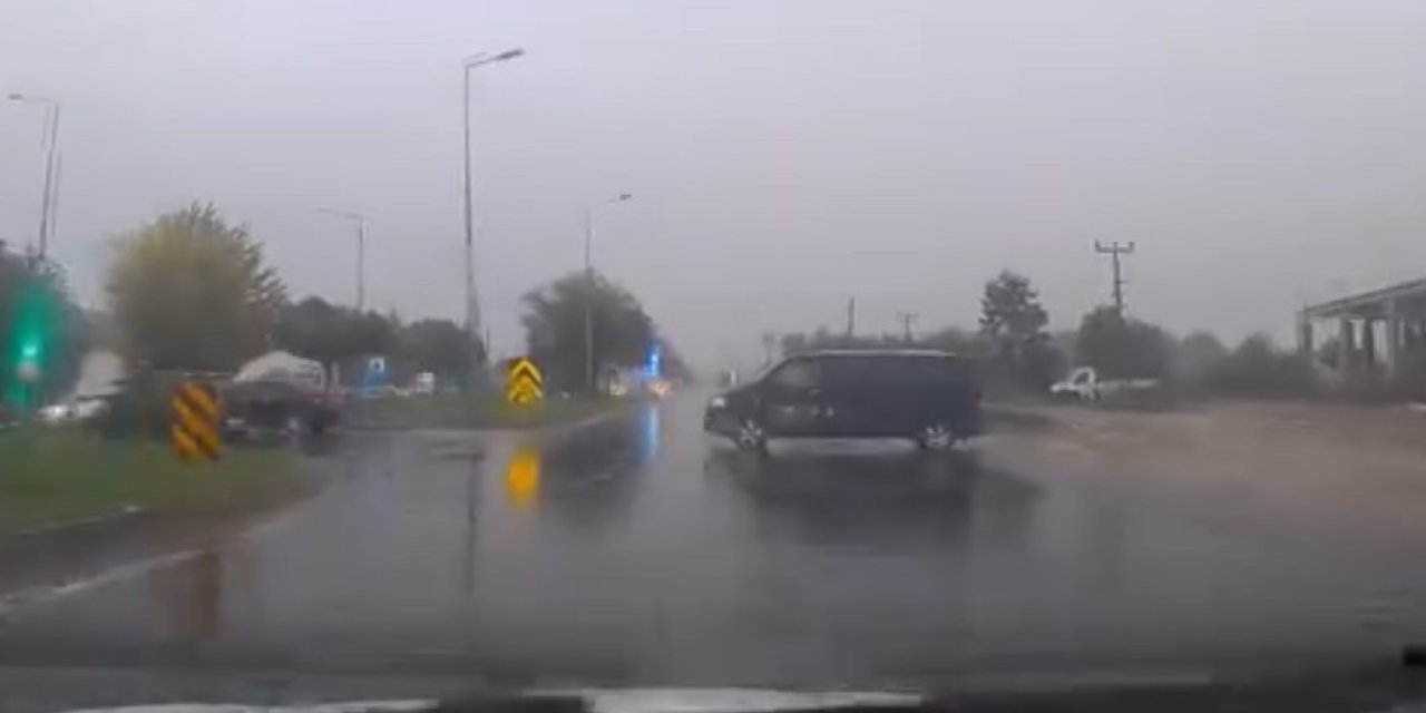 Yağışlı havada iki araç kaza yapmaktan son anda kurtuldu