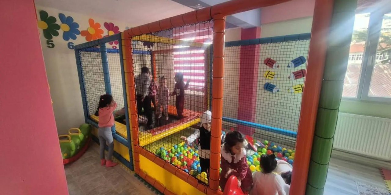 Sivrihisar'da hayırsever iş adamından çocuklara hediye