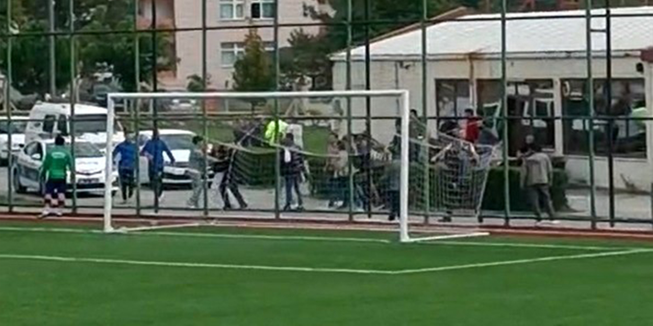 Eskişehir’de futbolcu bıçakla taraftarların arasına daldı!