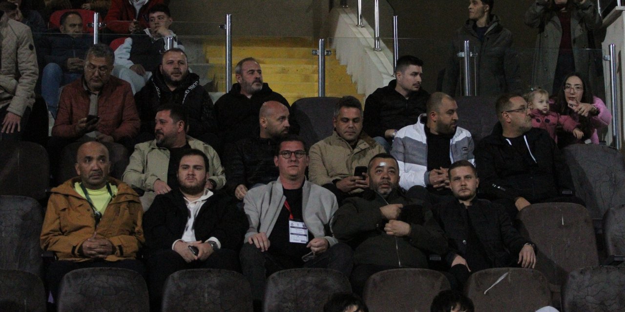 Eskişehirspor yönetimi de tam kadro maçtaydı