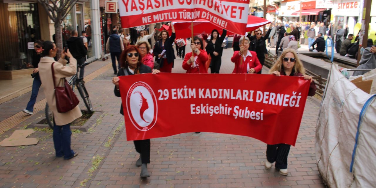 29 Ekim Kadınları Derneği’nden coşkulu yürüyüş