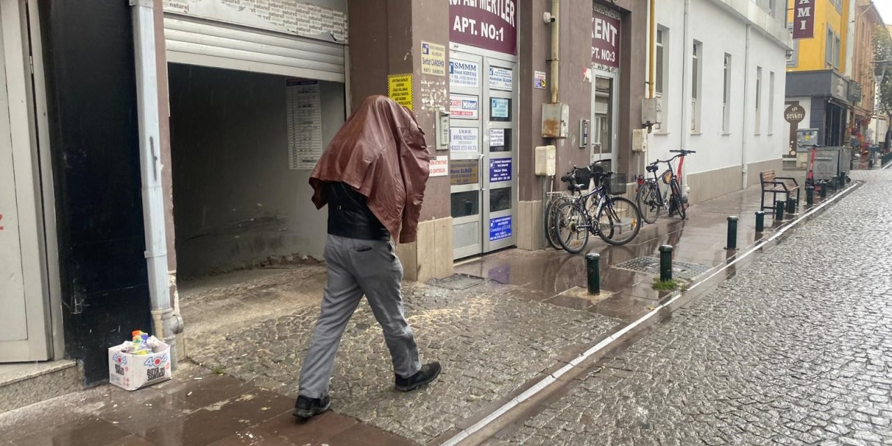 Eskişehir'de aniden bastıran sağanak yağış hayatı etkiledi