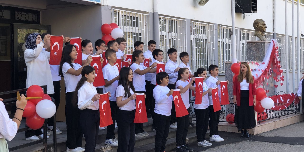 Eskişehir'de öğretmenler ve öğrencilerden 29 Ekim gösterisi