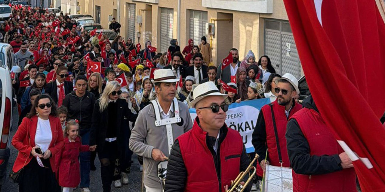 Eskişehir'de öğrencilerden Cumhuriyet yürüyüşü