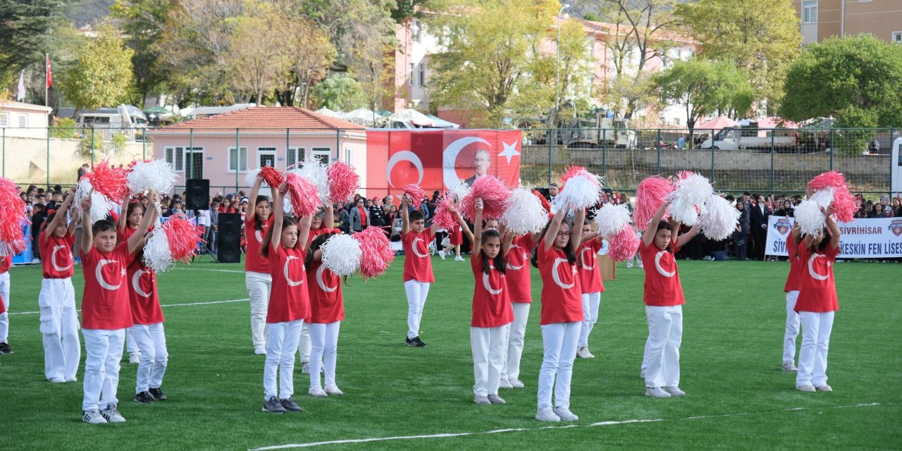 Sivrihisar’da Cumhuriyet sevdası stadyumu doldurdu