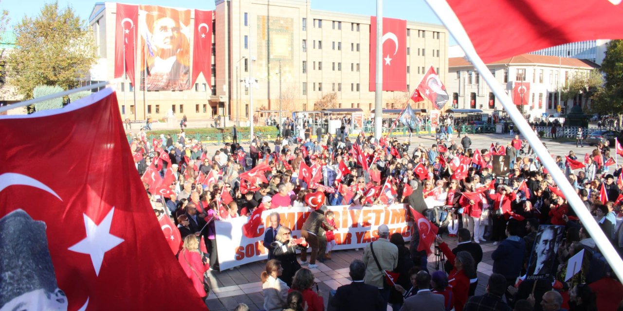 Yüzlerce Eskişehirli Cumhuriyet coşkusu ile yürüdü