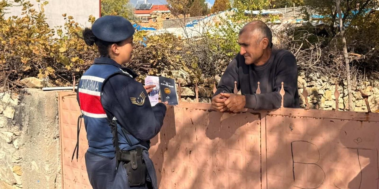 Jandarma ekipleri kadına şiddetle mücadeleyi anlattı