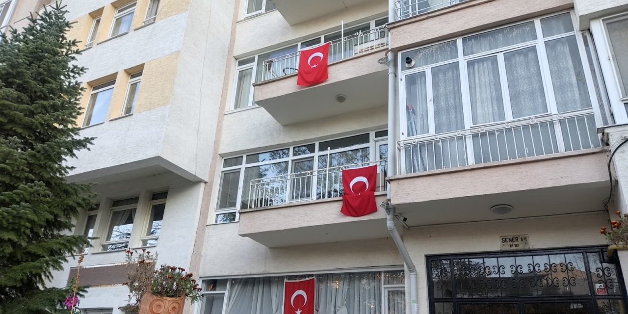 Eskişehir'de evler ve dükkanlar Türk bayrakları ile süslendi