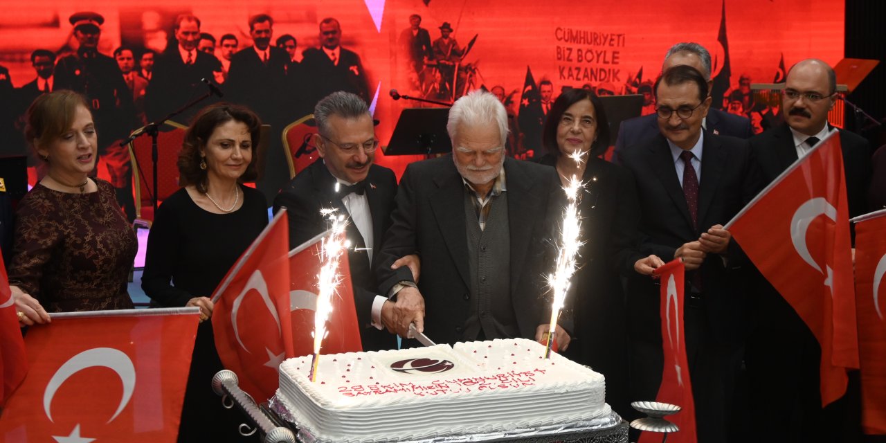 Cumhuriyet'le yaşıt 102 yaşındaki Ali Sezer kutlamaya katıldı