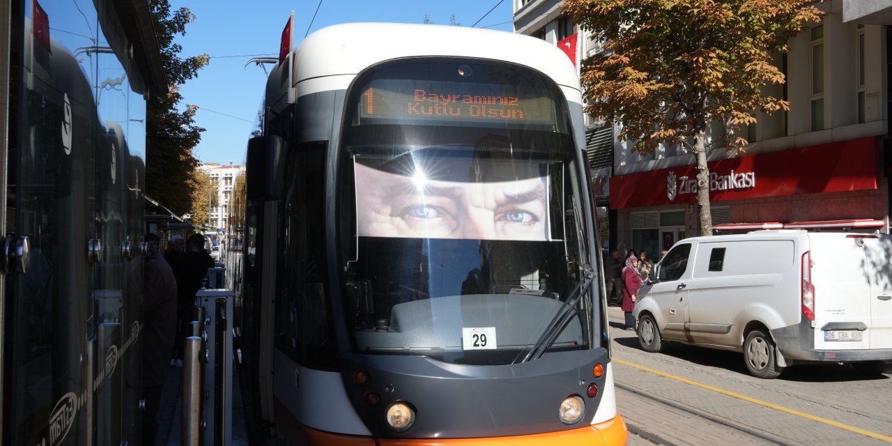 Eskişehir tramvaylarında Cumhuriyet coşkusu marşlarla yankılandı