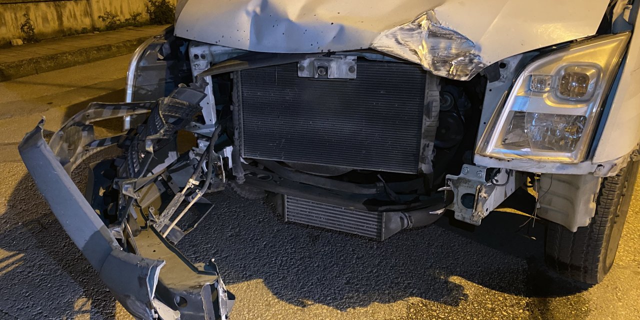 Kamyonet belediye otobüsüne girdi!