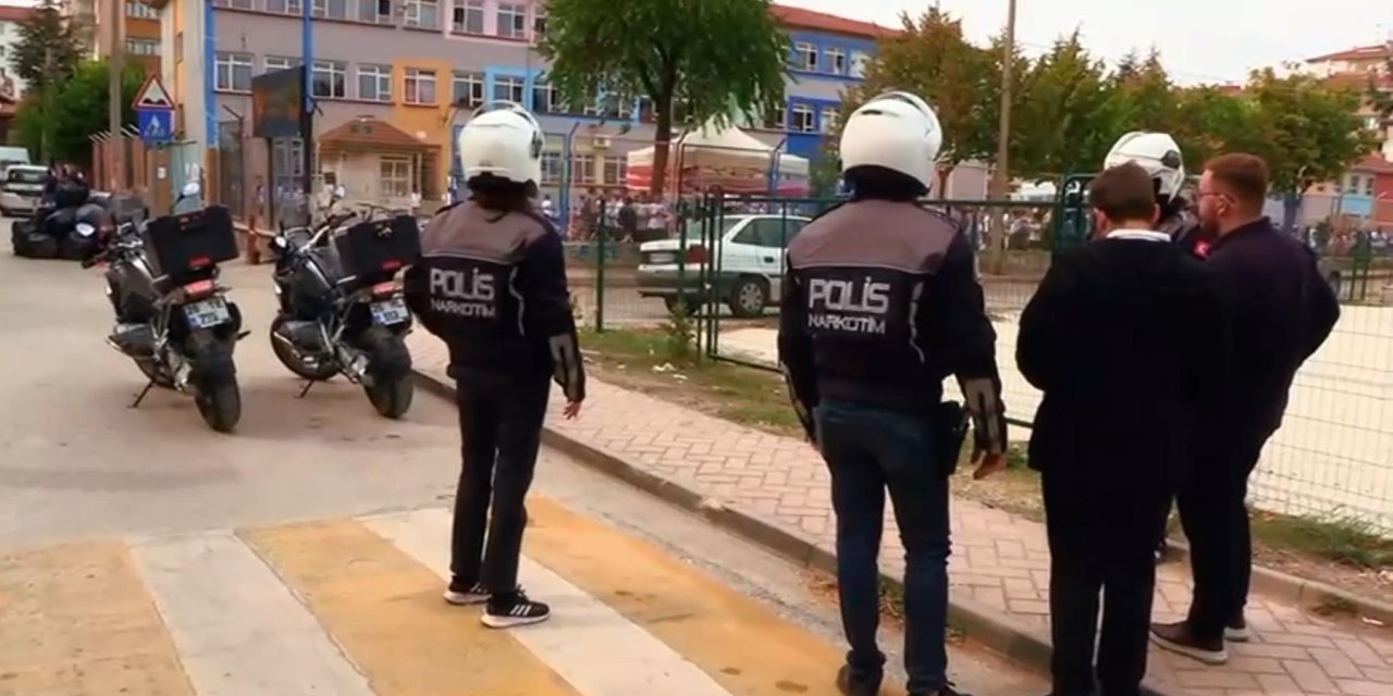 Eskişehir'de polis ekipleri okul çevrelerinde kuş uçurtmadı